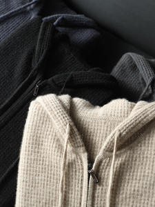 <span class=keywords><strong>Cardigan</strong></span> di Lusso da Uomo in Cashmere Sostenibile <span class=keywords><strong>con</strong></span> Cappuccio e Zip, Lavorato a Maglia in Lana, Tracciabile, <span class=keywords><strong>con</strong></span> Decorazione a <span class=keywords><strong>Cerniera</strong></span>, Personalizzabile per l'Autunno e l'Inverno - Product Image 4