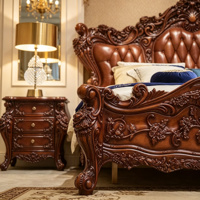 Hochwertiges Vintage-Bett mit Walnuss-Finish, Echtes Leder, Schwere Tiefengravur, Robuster Rahmen, Luxuriöses Holzbett für Penthouse-Hauptschlafzimmer