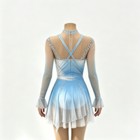 Robe de patinage artistique bleu et blanc dégradé pour enfants et adultes, avec manches longues évasées en maille et jupe ornée de strass, idéale pour la compétition et les spectacles.