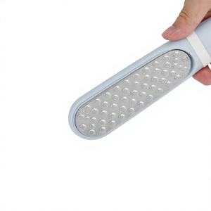 Râpe électrique professionnelle pour pieds avec long manche en acier inoxydable, double face, pour éliminer les callosités et obtenir des pieds lisses - Product Image 1