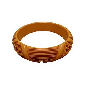 Ensemble de bracelets vintage faits main en résine sculptée de motifs floraux, bijoux ronds imposants, objets d'art et d'artisanat de collection, pour femme, pour fêtes et anniversaires - Product Image 4