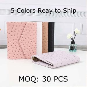 Agenda Lipat Tiga A6 Etsy dengan Sampul Kulit Burung Unta, Jilid Spiral Emas, Termasuk Amplop Uang - Product Image 2