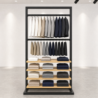 Portant à vêtements double niveau en fer noir avec 4 étagères en bois pour chemises et pantalons – Usage commercial