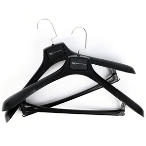 Giá rẻ sang trọng biểu tượng tùy chỉnh quần áo màu đen móc trắng phù hợp với túi móc áo Áo sơ mi không trượt nhựa phù hợp với quần áo móc với logo - Product Image 2