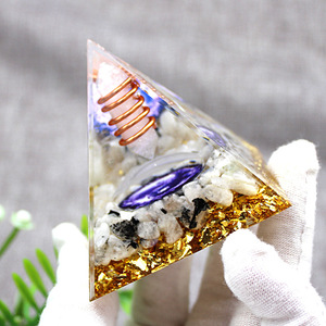 Ornement en résine époxy cristalline en forme de pyramide, pilier en cristal blanc, pierre de lune Taiji violette, décoration d'intérieur, artisanat de bureau - Product Image 3