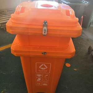 Le fabricant du Fujian produit des poubelles de 120 L pour remorques d'assainissement avec pédale centrale, conformes aux normes de Xiamen. - Product Image 3