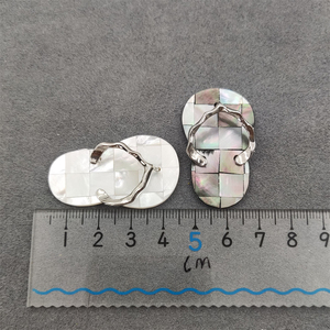 Pendentifs personnalisés en forme de tongs géantes avec pierres précieuses naturelles, bijoux en coquille d'ormeau, pantoufles en nacre blanche, breloques en coquillage pour <span class=keywords><strong>la</strong></span> fabrication de colliers - Product Image 5