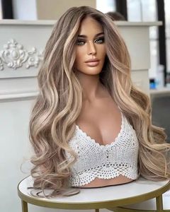 Perruques en cheveux humains vierges avec <span class=keywords><strong>frange</strong></span> longue, coupe en couches ondulée avec mèches blondes, raie au milieu, cuticules alignées, transparentes HD - Product Image 2
