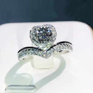Anello a forma di cuore con corona per donna, gioiello da dito elegante e alla moda - Product Image 6