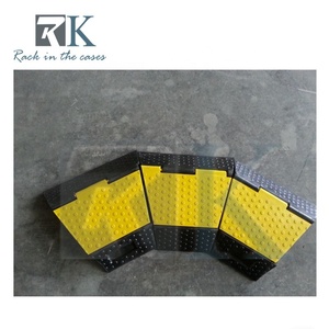 Rampe de protection de câbles robuste à prix abordable avec rebord jaune, en vente - Product Image 3