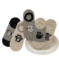 Chaussettes invisibles légères en coton pour femmes avec motif de chien de dessin animé et design bicolore, sans coutures.