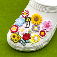 Fleur colorée PVC chaussures breloques en caoutchouc souple décor Floral pour sabots chaussures d'été accessoires fleur chaussure breloque en vrac