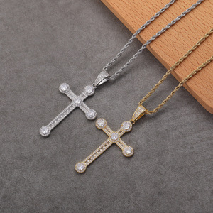 Ciondolo a croce, collana in zirconio con design unico e distintivo, stile frizzante e moderno - Product Image 1