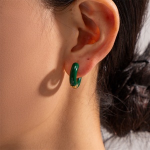 Boucles d'oreilles créoles populaires et mignonnes en or 18 carats avec émail - Product Image 5