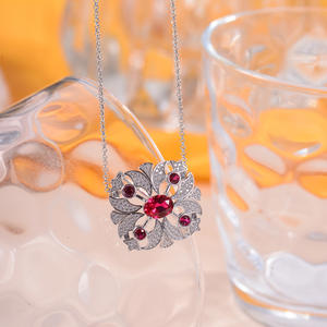 Pendentif broche montre vintage en argent sterling avec rubis de laboratoire 1,5 carat, plaqué or rhodié, certifié par un tiers, pour femme - Collection All Fashion - Product Image 3