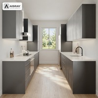 Ensemble de meubles de cuisine sur mesure, portes laquées minimalistes, aménagement en U et tiroirs à fermeture amortie, structure en panneaux mélaminés