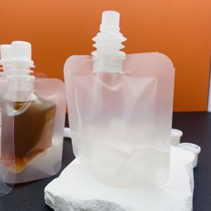 Sachet Mini de 30 ml (1 oz) de Qualité Alimentaire avec Bec Verseur Transparent et Mat en PE pour Aliments pour Bébés, Lait, Aliments pour Animaux, Salades, Jus, Sauces, Shampoings et Liqueurs - Product Image 3