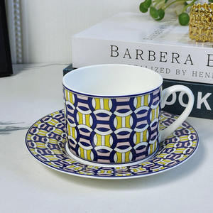 Vente flash - Ensemble de tasses à café et soucoupes en porcelaine à carreaux jaunes et bleus de luxe européens avec boîte cadeau - Product Image 1