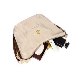 Sac bandoulière Yinziwang pour femme, forme seau, kaki clair, fermeture éclair, résistant à l'eau, pour tenues quotidiennes, sac de poitrine - Product Image 1