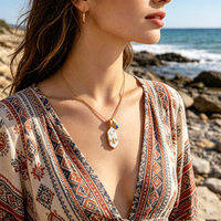 Collier Pendentif Étoile et Lune Vintage Style Français Luxe Hexagonal Abeille Plaqué Or Chaîne Maillons Acier Inoxydable Bijou Cadeau