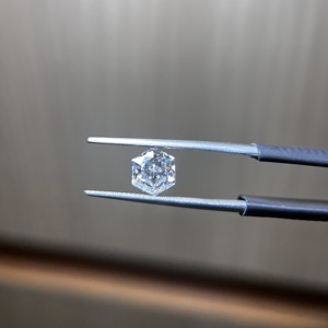 เพชรแล็บโกรนทรงหกเหลี่ยม ขนาด 1.00 5.00 กะรัต ได้รับการรับรองจาก IGI ความใส VS1 VVS1 สี E คุณภาพการเจียระไน EX  เจาะรูด้วยเลเซอร์สำหรับทำเครื่องประดับ - Product Image 1