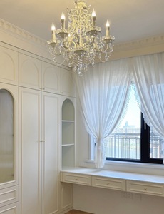 Armoire de vestiaire design <span class=keywords><strong>blanc</strong></span> français avec portes coulissantes cintrées et étagères ouvertes en verre, personnalisable pour atelier - Product Image 3