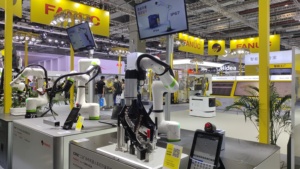 หุ่นยนต์ร่วมปฏิบัติงาน Fanuc CRX-5iA พร้อมกริปเปอร์สำหรับหยิบจับและประกอบชิ้นงานในเครื่องจักร - Product Image 1