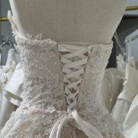 Robe de mariée coupe princesse en dentelle florale 3D, taille basque, traîne cathédrale, ivoire, 2026, perlée, sur mesure, vente en gros