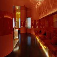 Comptoir de bar interactif LED de luxe, design lumineux RGB, ensemble de mobilier commercial pour club, service de mise en scène intérieure moderne pour boîte de nuit