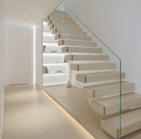 Escalier gain de place avec étagère de rangement, marches en bois et garde-corps en verre, fixation murale