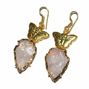 Puntas de flecha galvanizadas de cuarzo rosa, pendientes de mariposa dorada - Product Image 1