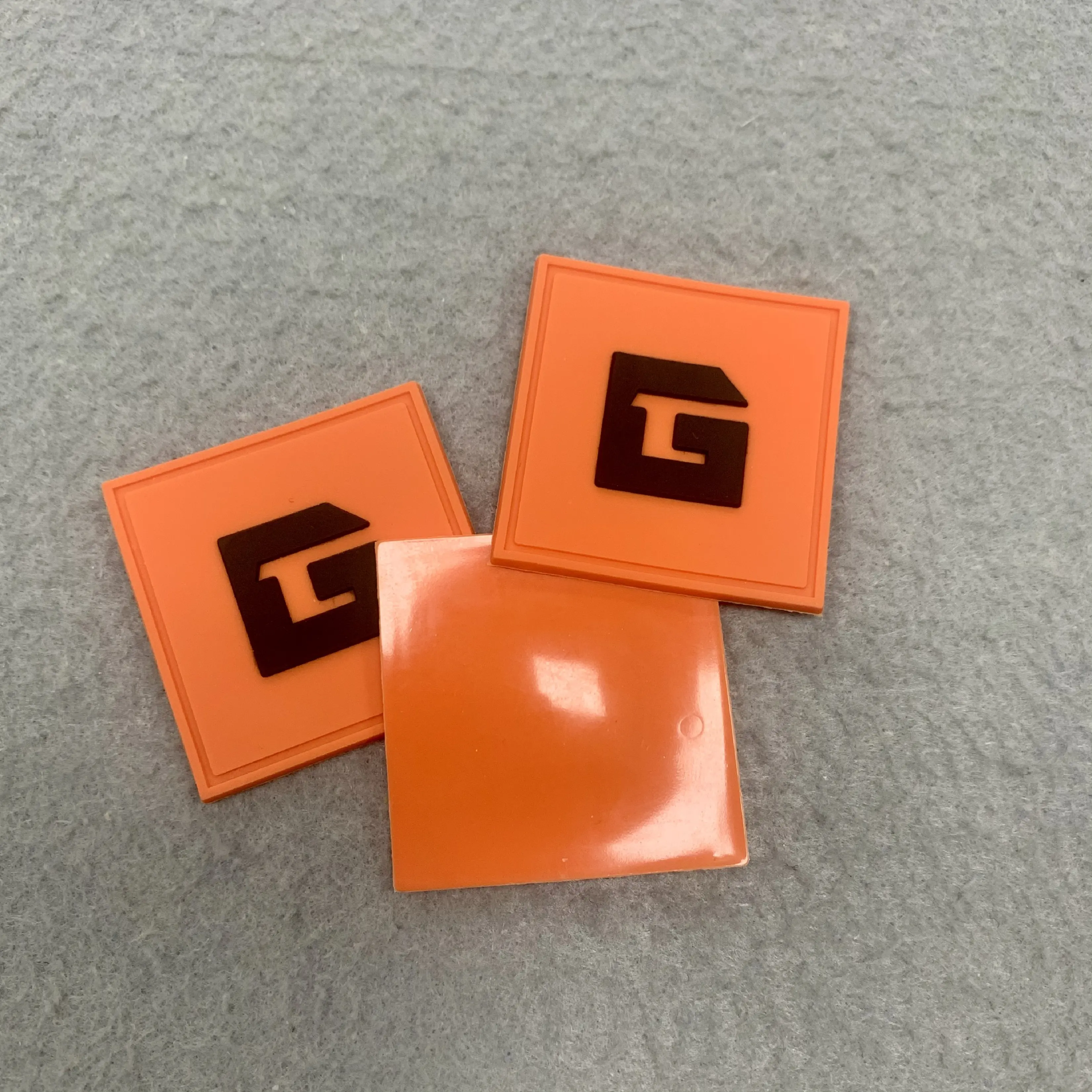 Gummi Etikett Großhandel Benutzer definierte 3D-Buchstaben Name Logo Orange Schwarz Weiche PVC-Patches für Kleidung