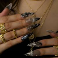 Ongles à presser en acrylique, design croix punk métal 3D, base dégradée noir-nude, décorations épines, éclats d'étoile, rivets et perles en acier, forme amande