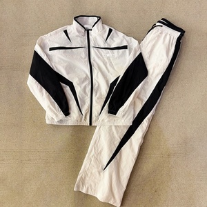 Conjunto Deportivo Personalizado al por Mayor, Conjunto de Dos Piezas, Chaqueta Cortavientos de Poliéster con Parches y Pantalones de Nailon, Traje Deportivo de Nailon - Product Image 3