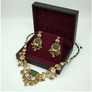 Ensemble de collier choker plaqué or traditionnel avec pierre verte, design floral Kundan Polki et boucles d'oreilles assorties pour tenue de mariée - Product Image 4