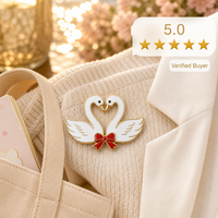 Broche émail souple 2D en forme de paire de cygnes s'embrassant, bijoux de la Saint-Valentin, plaqué or, badges métalliques en gros, épingles émail personnalisées