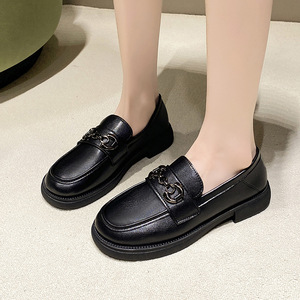 Nouvelle Arrivée Chaussures Plates en Cuir Style Britannique à Chaîne Grande Taille pour Femmes Automne à Enfiler Talon Bas - Product Image 4