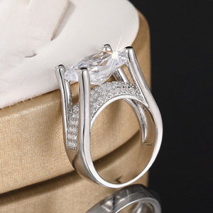 Anello Ovale Classico in Lega Metallica Lucida per Donna, Accessorio Moda per Feste, Balli e Abiti Formali - Product Image 6