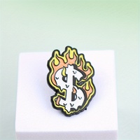 Broche en émail audacieuse et tendance-Signe dollar avec flammes. Idéal pour les Fans de Streetwear et de Pop - Culture.