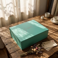Boîte cadeau portable en carton noir sur mesure avec couvercle pour la présentation de vêtements de luxe