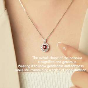 Colgante de Halo con Rubí Cultivado en Laboratorio de Corte Ovalado de Lujo y Diamantes de Laboratorio, Colgante en Capas de Oro Puro de 18K con Piedra de Nacimiento de Julio, Regalo para Ella - Product Image 4