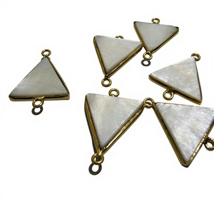 Conector Triangular de Madreperla, Bisel Chapado en Oro de 24 Quilates, se Vende a Precios de Mayoreo, 17 mm - Product Image 1