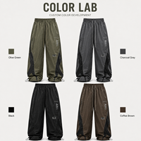 Private Label Herren Fallschirmhose Nylon Weites Bein Kordelzug-Bund Siebdruck Verstellbarer Saum Lässige Streetwear-Hose