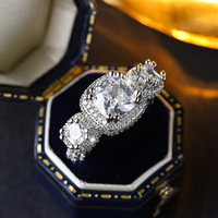 Bague de fiançailles de luxe à trois pierres taille coussin avec halo, en laiton plaqué platine et zircone cubique AAA, vente en gros