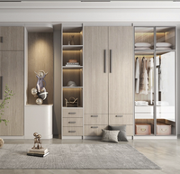 Armoire en verre style crème avec garniture dorée, grande capacité, pour suspendre les vêtements