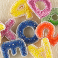 Lettre de broderie classique d'inspiration vintage Chemin 3D brodé à la machine Petits styles Motifs de chapeau monogramme Styles de chapeau appliqués
