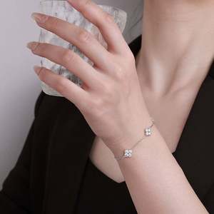 Pulsera de Plata de Ley S925 con Trébol de Cuatro Hojas y Moissanita - Product Image 3