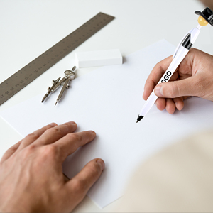 Stylo bille publicitaire en plastique en gros avec logo personnalisé, motif casquette en jean, pour étudiants et écoliers - Product Image 4