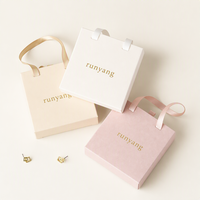 Boîte à bijoux personnalisée rose poudré avec poignée en ruban, emballage cadeau rigide de luxe pour les marques de bijoux