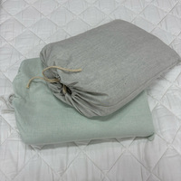 Parure de lit quatre pièces en lin teint en fil, imprimé uni, broderie main